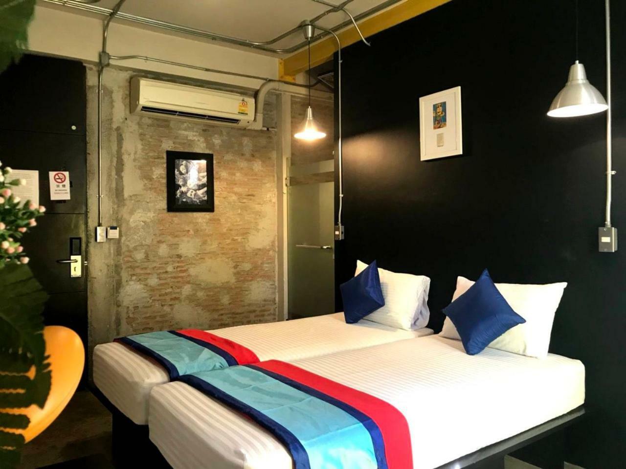 Silom Art Hostel Banguecoque Exterior foto