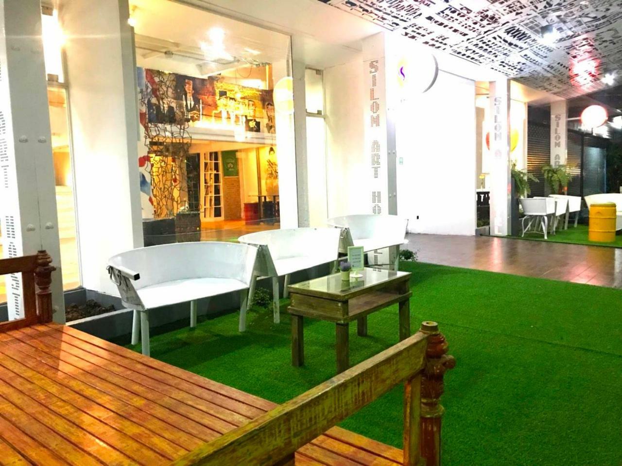 Silom Art Hostel Banguecoque Exterior foto