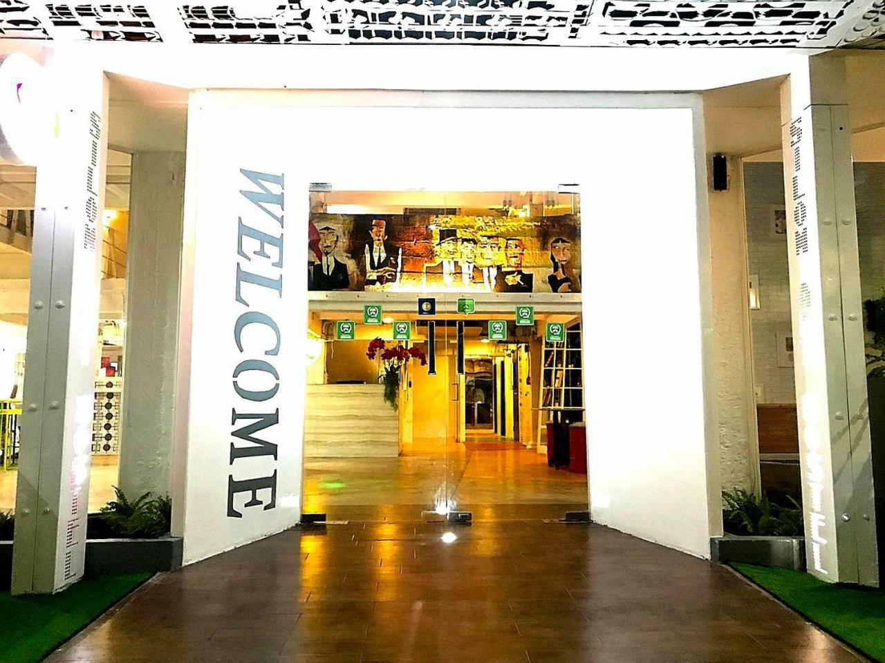 Silom Art Hostel Banguecoque Exterior foto